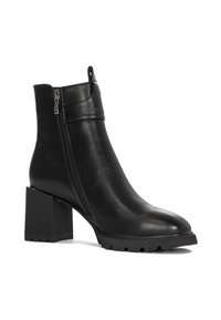 Czarne skórzane botki za kostkę na słupku, z bocznym zamkiem błyskawicznym i teksturowaną podeszwą zapewniającą przyczepność.