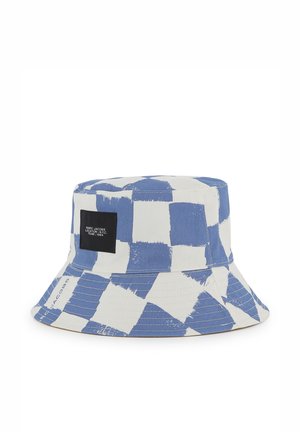 Chapeau bob en tissu avec un motif à carreaux bleu et blanc. Comprend une étiquette noire sur le côté, avec des détails de couture.
