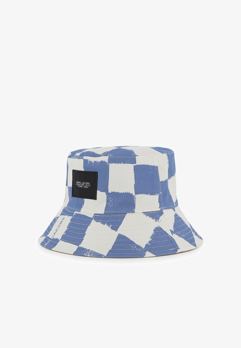Cappello a secchiello realizzato in tessuto con motivo a scacchi blu e bianco. Include un'etichetta nera sul lato, con dettagli di cuciture.