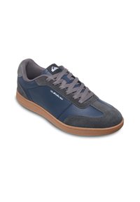 Tummansininen lenkkari harmailla mokkanahka yksityiskohdilla, kumipohjalla ja harmailla nauhoilla. Mukana on logopatchi kielekkeellä ja kontrastiväriset ompeleet.