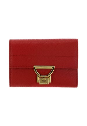 Portefeuille en cuir rouge texturé avec une fermeture métallique dorée comprenant une poignée en demi-cercle et le nom de la marque embossé.