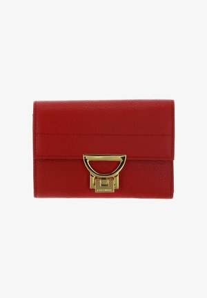 Portefeuille en cuir rouge texturé avec une fermeture métallique dorée comprenant une poignée en demi-cercle et le nom de la marque embossé.