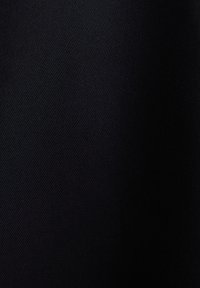 Schwarzer Stoff mit einer glatten, mittelschweren Textur und subtilen diagonalen Webmuster, das durchgehend eine konsistente, tiefe Farbe aufweist.
