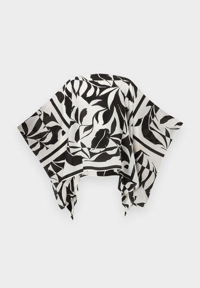 Χαλαρό φουλάρι σε ασπρόμαυρο με σχέδιο φύλλων, με φαρδιά άκρα και ακανόνιστη γωνία, απλωμένο επίπεδα σε ανοιχτό φόντο.