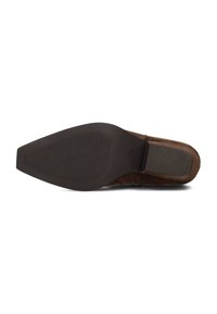Suela de zapato de ante marrón con punta afilada; presenta goma texturizada para agarre y un tacón liso para estilo.