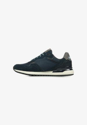 Marineblauwe sportschoenen met een combinatie van suède en synthetisch bovenwerk, gestructureerde accenten, lichtblauwe veters en een contrasterende witte zool.