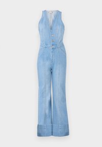 Combinaison en denim bleu clair avec un décolleté en V profond, sans manches, fermeture à boutons, taille cintrée et pantalons à jambes larges avec des détails au niveau de l'ourlet.