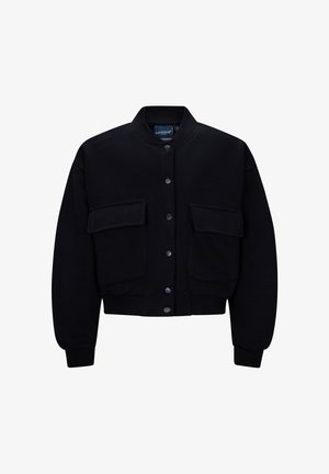 Giacca nera corta realizzata in tessuto morbido, con scollatura rotonda, due tasche frontali e chiusura con bottoni sulla parte anteriore.