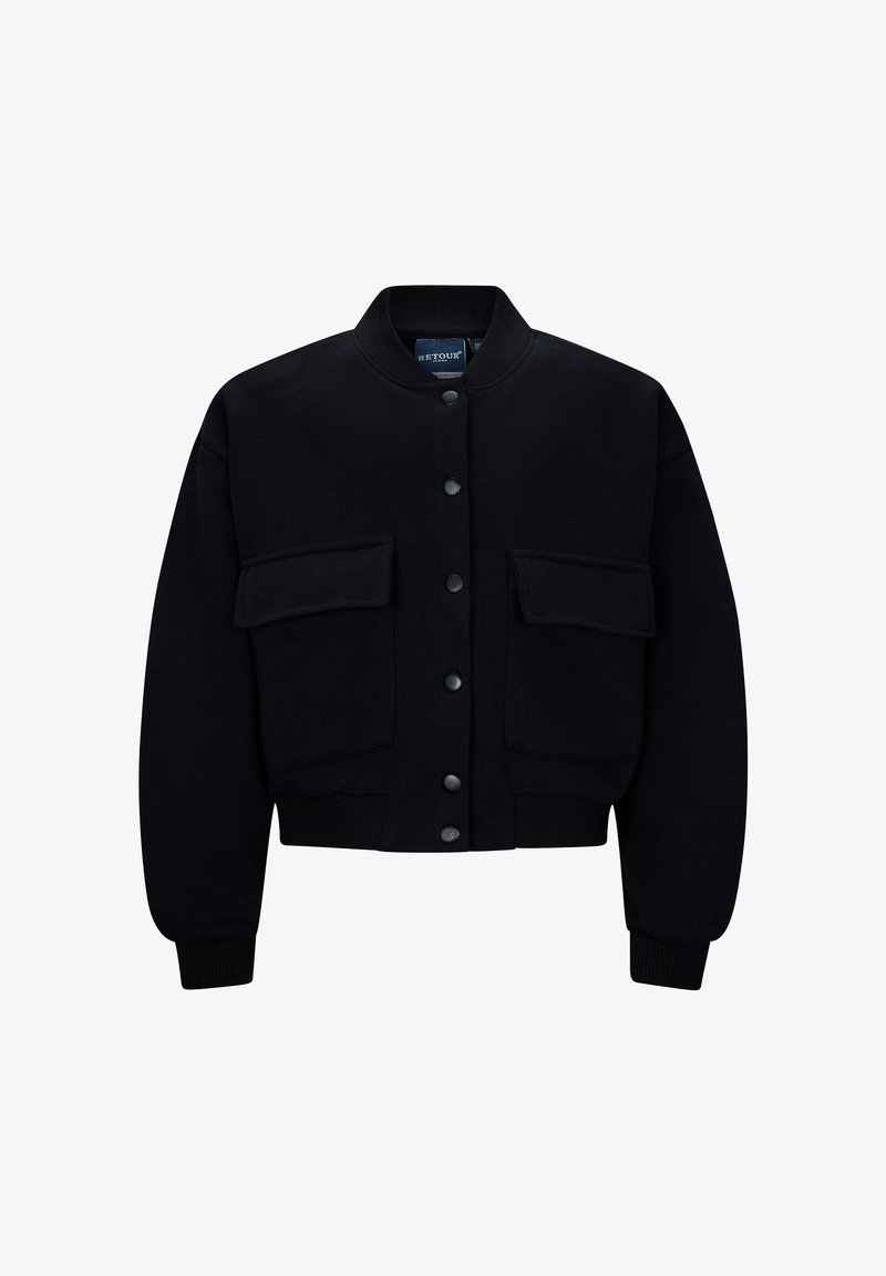 Giacca nera corta realizzata in tessuto morbido, con scollatura rotonda, due tasche frontali e chiusura con bottoni sulla parte anteriore.