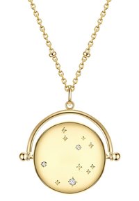 Collar en tono dorado con un colgante redondo de superficie lisa, adornado con acentos de estrellas y diamantes, suspendido de una cadena de eslabones.