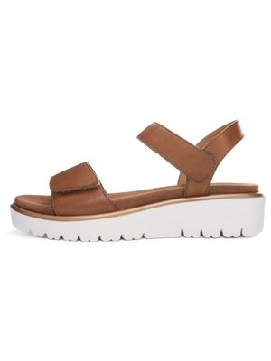 Sandale à bout ouvert en cuir marron avec brides réglables à velcro et semelle épaisse en caoutchouc blanc profilée pour une meilleure adhérence.