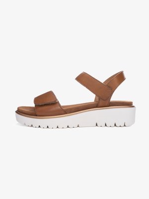 Sandale à bout ouvert en cuir marron avec brides réglables à velcro et semelle épaisse en caoutchouc blanc profilée pour une meilleure adhérence.