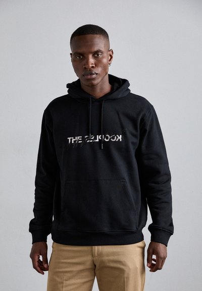 Schwarzer Kapuzenpullover mit einer Fronttasche, mit einem stilisierten Textdesign. Hergestellt aus weichem Stoff, mit gerippten Bündchen und Saum.