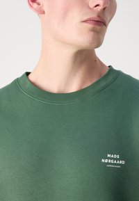 Mads Nørgaard STANDARD CREW LOGO - Sweatshirt - duck green