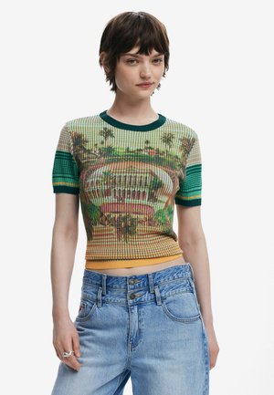 Gebreid top met korte mouwen in groen, geel en meerdere kleuren met ribbelstructuur, met een schilderachtige print en contrasterende gestreepte mouwen.