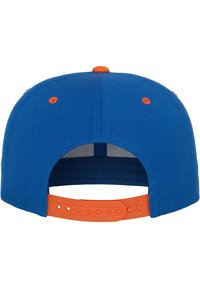 Blaue Baseballmütze mit einem einfarbigen Design, ausgestattet mit einem verstellbaren orangen Riemen und Akzenten. Strukturierter Stoff mit einer formstabilen Passform.