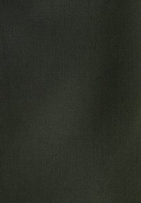 Sötétzöld szövet, sima, enyhén texturált felülettel, egységes mintázattal, látható díszítések vagy hardver részletek nélkül.