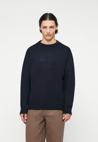 Pulover tricotat de culoare bleumarin, cu guler rotund la baza gâtului cu brâu, având un logo embosat "JACKER" pe față și mâneci lungi.