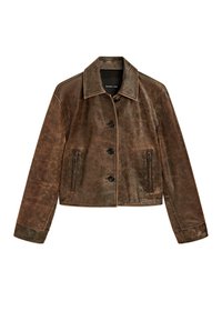 Giacca in pelle marrone con design corto, chiusura a bottoni, colletto a punta e due tasche laterali con zip. Superficie texturizzata con una finitura consumata.