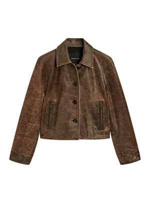 Veste en cuir marron au design court, avec un devant à boutons, un col pointu et deux poches latérales zippées. Surface texturée avec une finition usée.