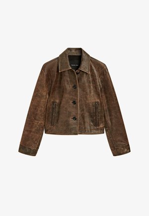 Bruine leren jas met een cropped ontwerp, knoopsluiting, puntige kraag en twee ritssluitingen aan de zijkanten. Gestructureerd oppervlak met een versleten afwerking.