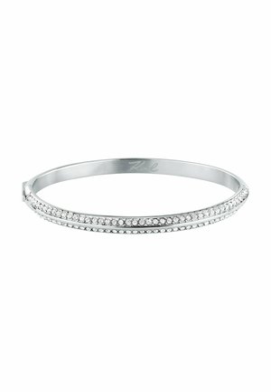 Bracelet jonc argenté avec deux rangées de petits cristaux clairs le long du bord extérieur sur fond blanc.