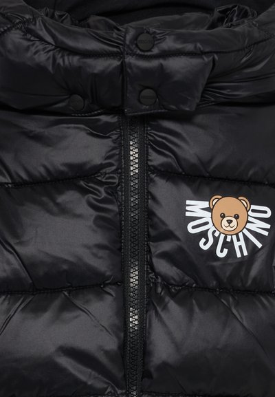 Zwarte pufferjack met een glanzende, gewatteerde textuur, voorzien van een rits aan de voorkant en een Moschino-logo met een berenafbeelding op de borst.