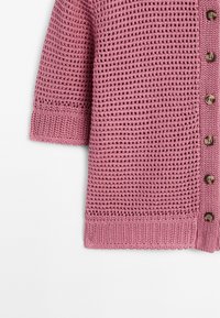 Strickjacke in Pink, mit einem strukturierten, offenen Gewebe, kurzen Ärmeln und fünf braunen Knöpfen entlang der Vorderleiste.