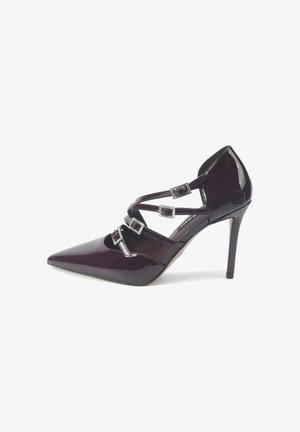 Dunkelburgunderfarbene Lackleder-Pumps mit spitzem Zehenbereich, Überkreuzriemen mit quadratischen Schnallen und schlankem Stiletto-Absatz.