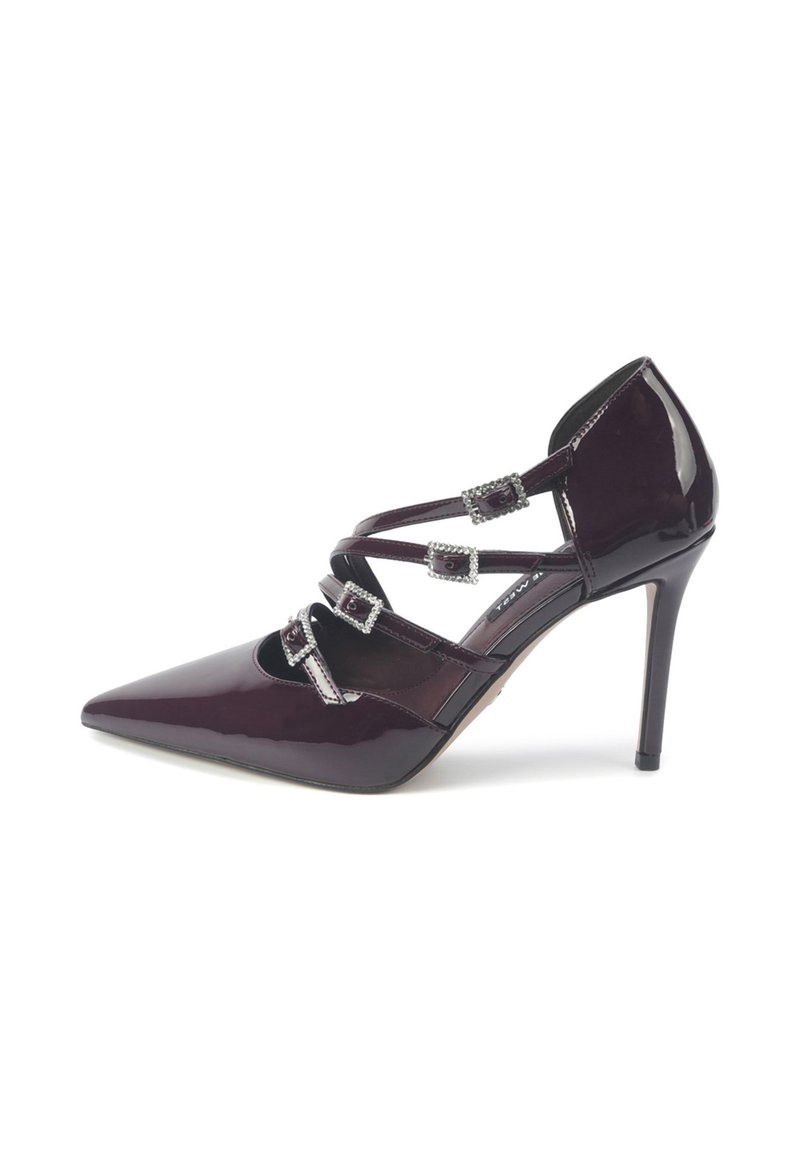 Črna bordo lakasta visokoprstna čevlja z napol koničastim nosom, križnimi trakovi z kvadratnimi sponkami in elegantno stiletto peto.