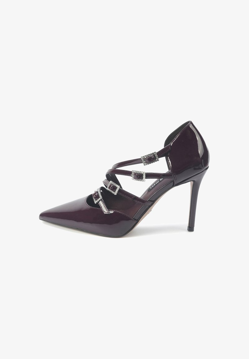 Črna bordo lakasta visokoprstna čevlja z napol koničastim nosom, križnimi trakovi z kvadratnimi sponkami in elegantno stiletto peto.