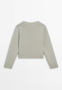 Harmaa lyhyt neulepusero, jossa pitkät hihat, ribbineulos ja pyöreä pääntie. Olkasaumoissa on hillityn kontrastivärinen ompelu.