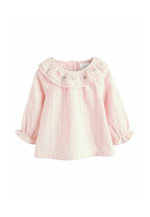 Blusa de manga larga color rosa claro con cuello fruncido, detalles florales bordados y mangas gather, hecha de una suave tela texturizada.