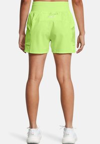 Pantalones cortos atléticos verde neón con una cintura elástica, dos bolsillos laterales y una tela ligera y suave adecuada para prendas de deporte.