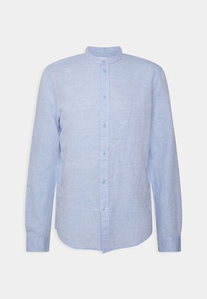 Camisa de manga larga azul claro de lino con cuello de banda, cierre frontal de botones y dobladillo redondeado. Superficie suave y texturizada.