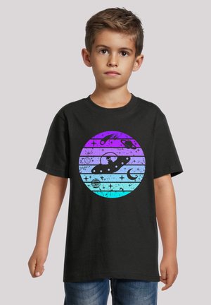 Schwarzes T-Shirt mit einem runden Grafikdesign, das horizontale Streifen von lila bis blau zeigt und Planeten, Sterne und ein Raumschiff in Schwarz darstellt.