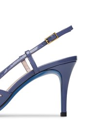 Sandalo con tacco alto in vernice blu, dotato di una sottile fascetta, fibbia alla caviglia regolabile e punta appuntita. Presenta un elegante tacco a stiletto.