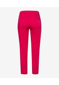 Pantalon rose vif à jambe droite vu de dos avec deux poches arrière et passants de ceinture sur fond blanc.