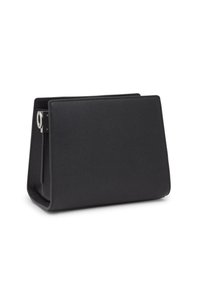 Czarna, teksturowana prostokątna torebka o wyraźnych bokach z detalami w srebrnym kolorze po lewej stronie, prezentowana na białym tle.
