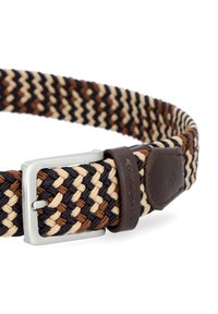 Woven elasticzny pasek w kolorze niebieskim, brązowym i beżowym z srebrną metalową klamrą oraz brązowymi skórzanymi akcentami z logo. Teksturowany i elastyczny design.