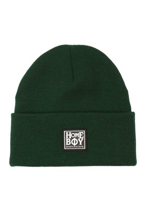Grüne gestrickte Mütze mit umgeschlagenem Bündchen und einem rechteckigen Patch mit dem Text "HOMEBOY loud-couture" in Schwarz und Weiß.