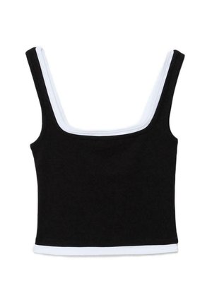 Sort croppet tanktop med brede skulderstropper og hvid kant langs halsudskæring og kant mod hvid baggrund.