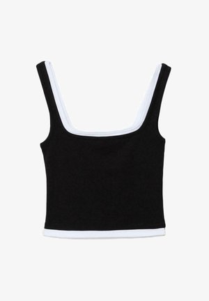 Čierny skrátený tank top so širokými ramennými popruhmi a bielym lemovaním pozdĺž výstrihu a lemu na bielom pozadí.
