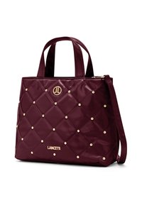 Borsa trapuntata color bordeaux realizzata in materiale lucido, caratterizzata da borchie dorate e un dettaglio con logo. La borsa ha manici corti e una tracolla removibile.