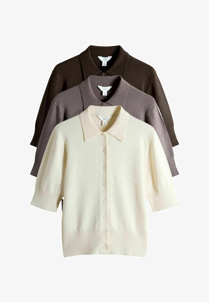 Trei cardigane tricotate cu mâneci scurte și nasturi, cu guler, în culorile crem, taupe și maro închis, suprapuse pe un fundal alb.