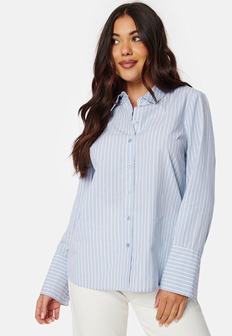 Lichtblauw button-up shirt met verticale witte strepen, voorzien van een standaard kraag en brede manchetten, gemaakt van een gladde stof.