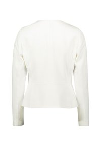 Blazer bianco con maniche lunghe, vestibilità strutturata, vita a peplo e texture liscia. Presenta cuciture posteriori e collo rotondo.