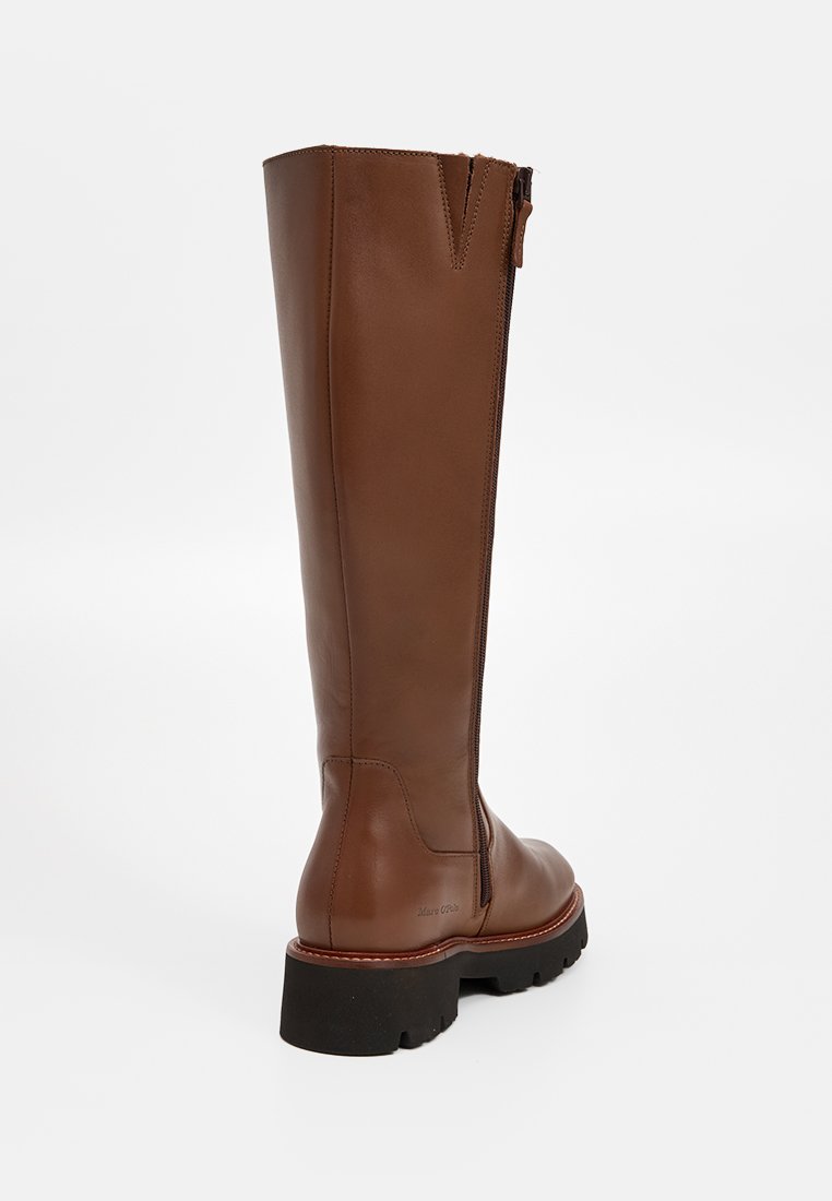 Braune Lederstiefel bis zum Knie mit glatter Textur, seitlichem Reißverschluss, stabilem schwarzen Sohlen und genähten Details entlang der oberen Kante.