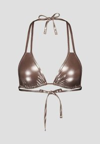 Top de bikini metálico en bronce con tirantes ajustables, forma triangular, copas acanaladas y espalda ajustable. Textura suave con un acabado brillante.