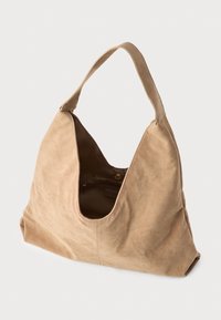 Beige ruskinds håndtaske med et afslappet design og en stor åben top. Har en enkelt skulderrem og en lille indvendig lomme med en knap.